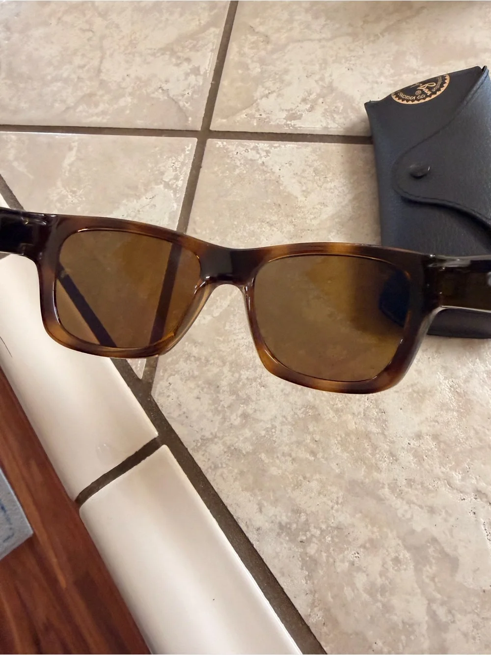 Ray-Ban women’s Polarized Brown Tortoiseshell Sunglasses. In almost new shape